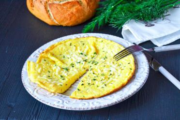 Cheesy Fluffy Omelette: Quick & Easy Breakfast Delight