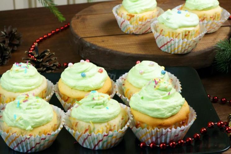 Curd Cupcakes with Nostalgic Mascarpone Cream Curd Cupcakes with Nostalgic Mascarpone Cream