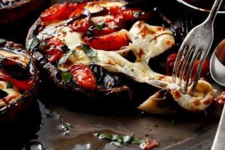 Garlic Oil Mushrooms with Tomatoes and Cheese