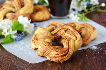 Easy 4-Ingredient Puff Pastry Cinnamon Rolls