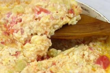 Hearty Pepper and Tomato Lecho with Eggs and Minced Meat