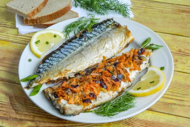 Baked Mackerel with Carrots and Onions