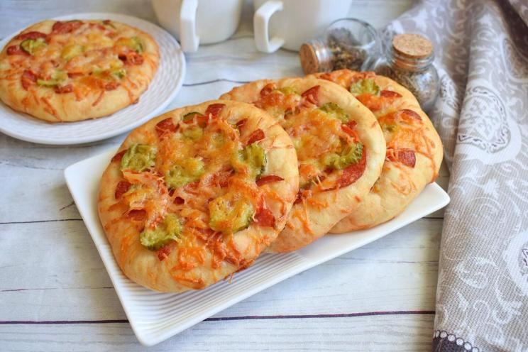 Oven-Baked Mini Pizzas for Everyone Oven-Baked Mini Pizzas for Everyone