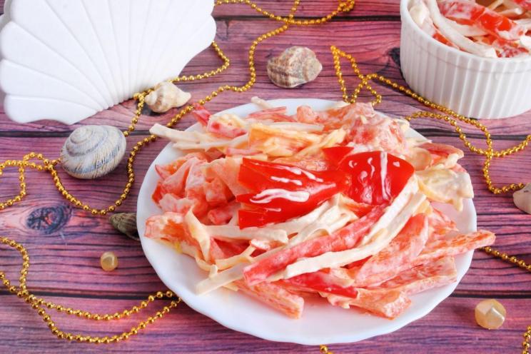 Quick and Vibrant Crab and Cheese Salad