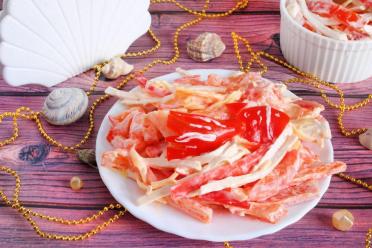 Quick and Vibrant Crab and Cheese Salad
