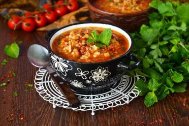 Hearty Turkish Red Lentil & Bulgur Soup