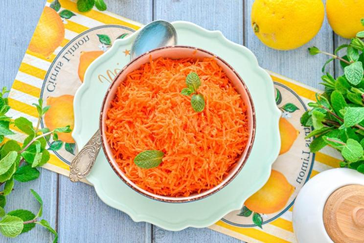 Simple Carrot Salad with Sweet Twist