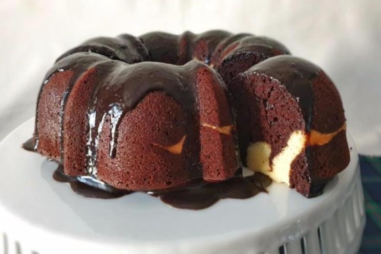 Oven-Baked Chocolate Cupcakes with Cocoa and Cream Cheese