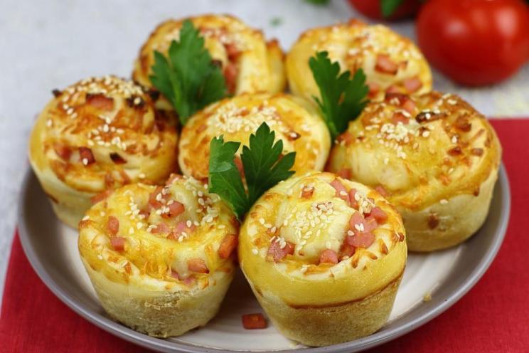 Cheesy Sausage Buns: Easy and Delicious!