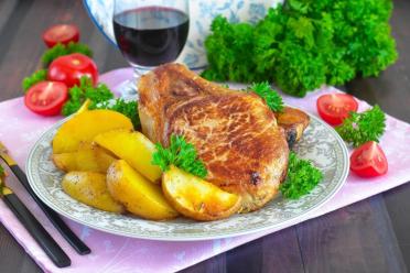 Oven-Baked Country Potatoes with Juicy Meat