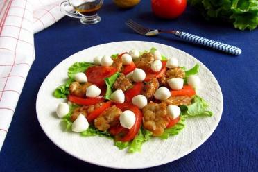 Quick Chicken and Tomato Salad with Cheese