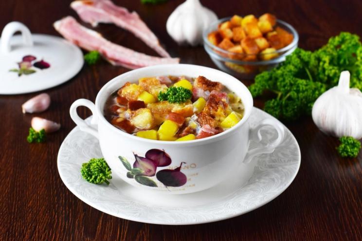 Czech Garlic Soup with Croutons: Quick and Flavorful Delight