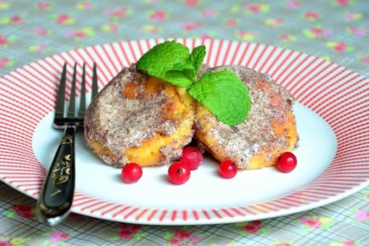 Breakfast Cheesecakes with Sour Cream Sauce