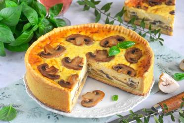 Cheesy Mushroom Quiche: Perfect for Any Occasion