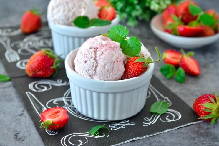 Easy Homemade Strawberry Ice Cream