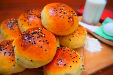 Apple-Filled Butter Buns for a Perfect Morning