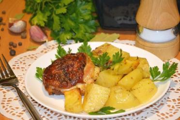 Oven-Baked Chicken and Potatoes with Parsley and Mayonnaise