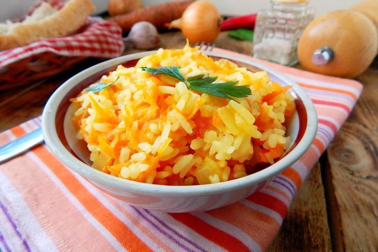 Spicy Pan-Fried Rice with Onions and Carrots