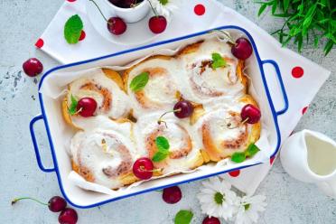 Russian Curd Rolls with Sour Cream Filling