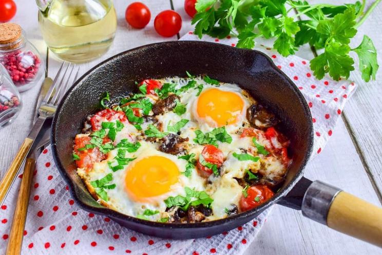 Cheesy Mushroom and Tomato Scrambled Eggs