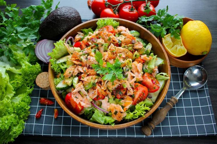 Vibrant Smoked Salmon and Veggie Salad Vibrant Smoked Salmon and Veggie Salad