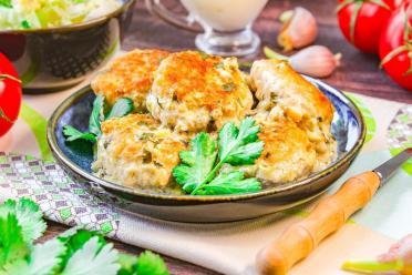 Quick and Easy Sour Cream Meatballs with Rice