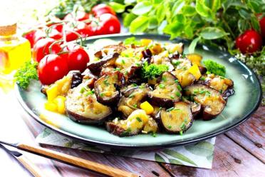 Pan-Fried Eggplants with Onions