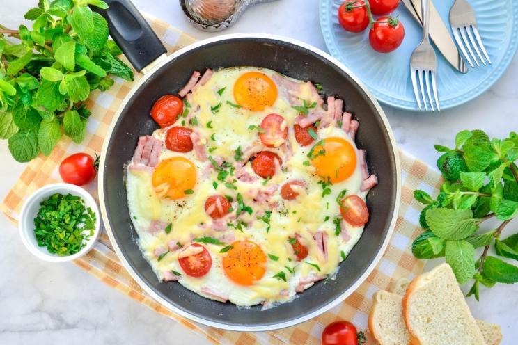 Cheesy Ham Scrambled Eggs