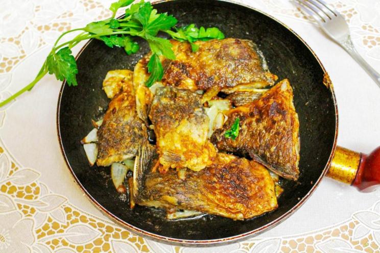 Quick and Tasty Pan-Fried Crucian Carp in Flour Quick and Tasty Pan-Fried Crucian Carp in Flour
