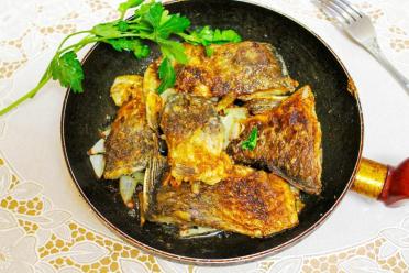 Quick and Tasty Pan-Fried Crucian Carp in Flour