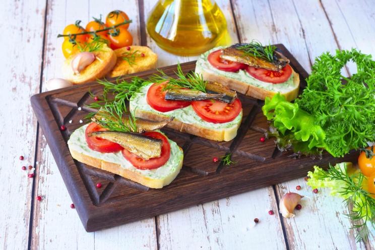 Sprat and Garlic Sandwiches with Fresh Tomatoes and Herbs Sprat and Garlic Sandwiches with Fresh Tomatoes and Herbs