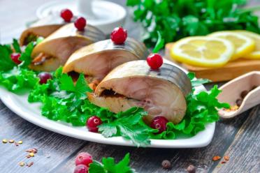 Spiced Mackerel with Onion Skins and Tea Leaves