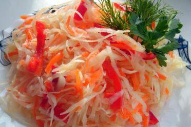 Easy Pickled Cabbage with Carrots and Garlic