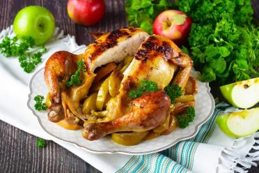 Juicy Oven-Baked Chicken with Apples and Garlic