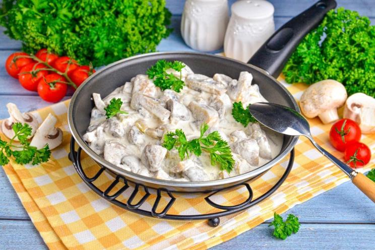Quick and Tasty Fried Mushrooms with Onions and Sour Cream Quick and Tasty Fried Mushrooms with Onions and Sour Cream