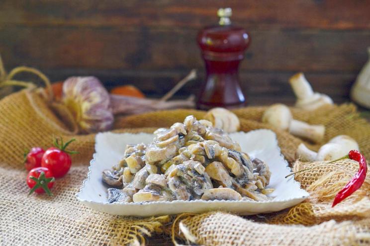 Sautéed Garlic Mushrooms in Sour Cream Sauce