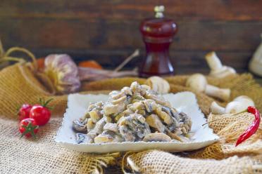 Sautéed Garlic Mushrooms in Sour Cream Sauce